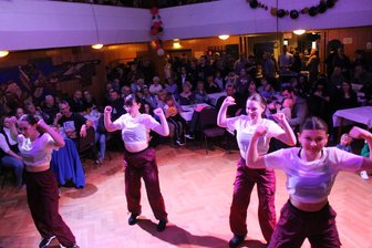 Abgebrannte Kindertagesstätte: Benefizaktion in Schönheide bringt 2500 Euro ein - Die „Dynamite Dancers“ aus Eibenstock boten Tanzeinlagen.