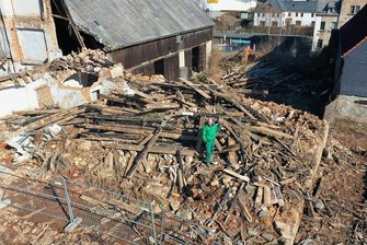 Abgebrannter Gasthof in Mülsen: Schutthaufen bleibt wegen der Versicherung weiter liegen - Der Neumarker Landwirt Daniel Seumel inmitten der Trümmer des alten Gasthofs. 