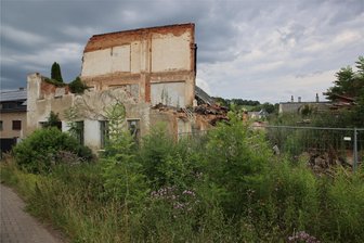 Abgebrannter Gasthof in Mülsen: Wie es nun weiter gehen könnte - Das Bauerngut an der B 173 in Mülsen ist nur noch eine Ruine.