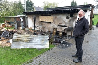 Abgebranntes Lokal in Langhennersdorf: Gemeinde greift dem Wirt unter die Arme - Der Langhennersdorfer Wirt Harald Böhme betrachtete nach dem Brand den Schaden.