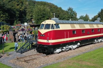 Abgefahren: Urlaub in ausrangierter Lok - Die alte Lok hat auf dem früheren Bahnhofsgelände im Wildenfelser Ortsteil Wiesenburg ihren Platz gefunden. In ihrem Inneren sind drei Hotelzimmer.
