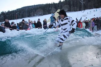 Abgefahrene Gaudi im Erzgebirge: Wer traut sich mit Skiern aufs Wasser? - Mit Skiern oder dem Snowboard geht es am 3. Februar beim Water-Slide-Contest in Johanngeorgenstadt übers Wasser.