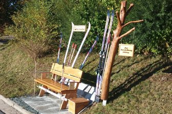 Abgefahrene Idee: Erzgebirger will beliebten Wanderweg mit alten Skiern aufpeppen - Die Bank am Knock in Schönheide steht seit drei Jahren am Friedhof des Ortes. Sie soll laut Gottfried Fuchs vom Verein Historische Skitruhe Beispiel dafür sein, wie Stationen entlang des Wanderweges gestaltet werden könnten.