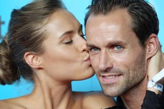 Abgehoben und gelandet - Sven Hannawald mit Alena Gerber, die als Model, Moderatorin und Schauspielerin arbeitet, bei der Verleihung des Bayerischen Sportpreises 2013. Die Hochzeit ist geplant. Er sagt über seine 15 Jahre jüngere Freundin: "Wenn ich sie sehe, habe ich immer dieses Super-Bamm-Gefühl."