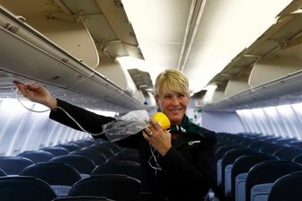 Abgehoben - Und hier der Sauerstoff für alle Fälle: Flugbegleiterin Evelyn Rabenhorst an Bord der Germania-Boeing von Dresden nach Mallorca.
