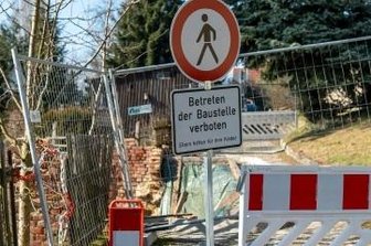 Abgerutschte Straße in Göhren: Hoffnung auf schnelle Reparatur - Der Bereich unterhalb der Friedhofsmauer ist nach wie vor abgesperrt.