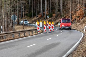 Abgerutschter Hang im Erzgebirge: Termin für Sperrung der S 266 steht fest - Die S 266 bei Sehma soll wegen der Sanierung eines abgerutschten Hangs bald voll gesperrt werden.