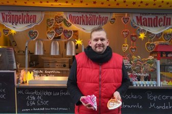 Abgesagte Weihnachtsmärkte: Schausteller findet Alternative - Selbstgebackene Quarkbällchen, gebrannte Mandeln und Lebkuchenherzen verkauft Rene Rumberger in seiner Schmalzbäckerei vor dem Kaufland Mittweida. Das Besondere: Alle seine Produkte sind regional.