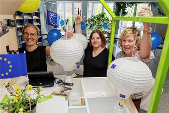 Abgesagter Europatag wird zur Premiere des Sächsischen Europatages im Erzgebirge -  Sabine Schulze-Schwarz (v. l.), Marianne Fournier-Roch und Manuela Müller von der Wirtschaftsförderung bei den Vorbereitungen zum Sächsischen Europatag. 