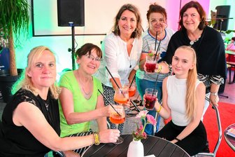Abgesang im Reichenbacher Kinderkaufhaus mit Erinnerungen an eine Kultkneipe - Katrin Jaritz (hinten links) stößt mit den Gästen auf den gelungenen Abend an.