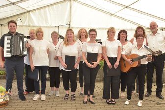 Abgesang nach 21 Jahren in Gettengrün - Vor 21 Jahren gründete sich der Gettengrüner Chor. Beim Dorffest traten er und sein Leiter Pascal Fläschendräger (links) zum letzten Mal auf.