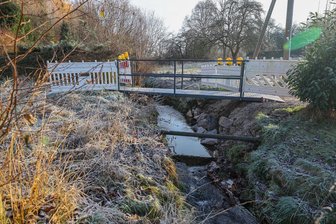 Abgeschnittene Anlieger: Lichtenstein will Brücken-Notstand beheben - Seit einigen Monaten gibt es statt der Polsterbrücke nur noch einen Steg für Fußgänger.