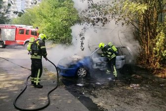 Abgestelltes Auto gerät in Brand -