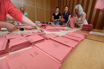 Abgestraft: Auch in Plauen wenden sich die Wähler von etablierten Parteien ab - Stimmenauszählung im Plauener Rathaus: Wie lassen sich im neuen Stadtrat noch Mehrheiten organisieren?