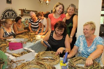 Abgucken und Nachmachen erwünscht - Wo Frauen sich treffen und kreative Dinge entstehen. Mira Runkel (3. v. l.) bringt immer neue Gestaltungsideen ein.