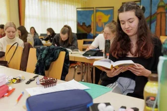 Abi 2022: Was für den Corona-Jahrgang anders ist - Zu den Abiturienten zählt auch Anja Meißner, die am Landkreisgymnasium "St. Annen" in Annaberg-BuchholzDeutsch und Englisch als Leistungskurs belegt. Nach ihrer Prüfung am Mittwoch hatte sie ein gutes Gefühl. "Von den Aufgaben her hätte es schlimmer kommen können", sagte sie. Als Glücksbringer brachte Anja Meißnereinen kleinen Plüschhasen mit, den sie von ihrer Mutter geschenkt bekommen hatte. Dieser bescherte ihr auch schon bei den Vorprüfungen Glück. Die Abiturientin will nach dem Abschluss mit einem Freiwilligen Sozialen Jahr in die Berufswelt starten.