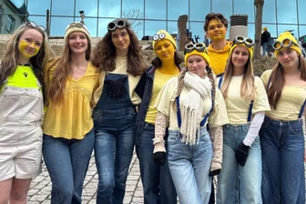 Abi 2026: Was sich Abiturienten im Erzgebirge den Abiball kosten lassen - Die Kurstutoren des CWG: Merle Martin, Lea Hamann, Vanessa Klug, Larissa Zoe Stark, Marvin Sauerbaum, Enie Hahnel, Selina Prietsch und Jasmin Schwind (v. l.).