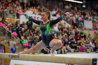 Abi abgehakt, internationales Comeback vor der Tür: Warum ihr nächster Wettkampfhöhepunkt für Turnerin Emma Malewski völliges Neuland ist - Beim ersten Bundesliga-Wettkampf im Frühjahr konnte Emma Malewski nach langer Verletzungspause nur am Balken turnen. Jetzt peilt die 20-Jährige Ende Juli ihren ersten Mehrkampf seit 2023 an.