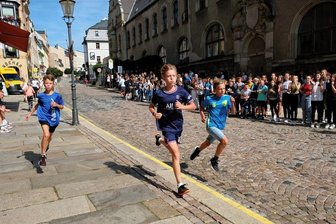 Abi-Lauf 2022: Reichenbach zeigt wieder sein junges Gesicht - Mehr als 130 Läufer und Hunderte Zuschauer haben das Zentrum in eine Arena verwandelt. Was auffiel: Für einen Spendenlauf lag das Lauftempo sehr hoch.