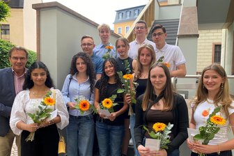 Abi, Medizinstudium und ein Beruf mit Kindern: Was elf Spitzenabsolventen aus Mittweida jetzt planen - Oberbürgermeister Ralf Schreiber (l.) begrüßte die besten Absolventen (v. l.): Gunraj Kaur Sanghera, Dhespina Idrizaj, Luis Rümmler, Gustav Uwe Steinbach, Victoria Antonella Marcano Albornet, Lisa Wächtler, Moritz Kunert, Alina Weise, Manuel Mahn, Leonie Koch und Leni Kokot.
