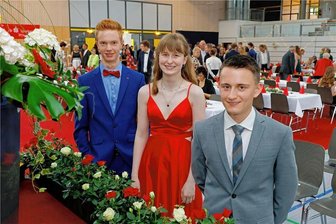 Abi mit 1,0: Vier Gymnasiasten aus Hohenstein und Lichtenstein haben das geschafft - Marvin Kümmel (vorn), Anna Lena Kunz und Tom Eisenreich haben am Lessing-Gymnasium in Hohenstein-Ernstthal das Abitur mit 1,0 gemacht. In der Sachsenlandhalle Glauchau nahmen sie ihr Zeugnis am vergangenen Freitag in Empfang.
