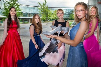 Hohe Schuhe dürfen die Mädels aus Flöha zu ihrem Abiball nicht tragen. Wegen der Coronapandemie findet der in der Turnhalle statt.