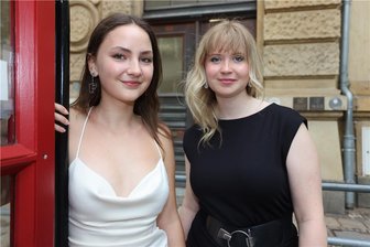 Abitur mit 1,0: Wie zwei Zwickauer Schülerinnen mit dem Stress umgegangen sind - Die Abiturientinnen Marlene Brode (links) und Victoria Weiß haben ihr Abitur mit Einserschnitt bestanden. Jetzt freuen sie sich auf den neuen Lebensabschnitt.