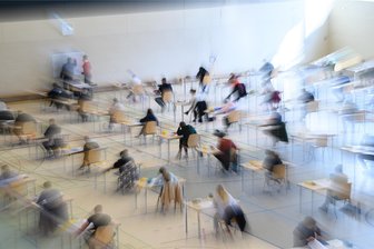 Abiturient in Sachsen legt Widerspruch ein: Durchgefallen wegen drei Abi-Prüfungen an drei aufeinanderfolgenden Tagen? - „Chemie Chemie Ya“ heißt ein Song der Chemnitzer Band Kraftklub. Für mindestens einen Abiturienten in Sachsen könnte die Wahl des Prüfungsfachs aber eher zur Qual geworden sein.