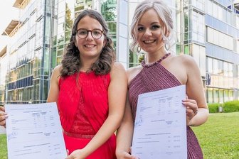 Abiturientinnen glänzen im Doppelpack - Sofia Voigt (links) aus Stützengrün und Licinia Pinkert aus Stangengrün haben die Allgemeine Hochschulreife mit der Note 1 bestanden.