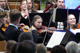 Abiturprüfung ebnet junger Erzgebirgerin den Weg in eine Philharmonie - In der Jungen Philharmonie Augustusburg fühlt sich Violinistin Anne Holtmann (Mitte) bestens aufgehoben.