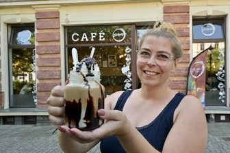 Abkühlung mit Eiskaffee: Sechs (unerwartete) Varianten aus Zwickau - Sandra Albert serviert im Zwickauer Café Alberts nicht nur klassischen Eiscafé.