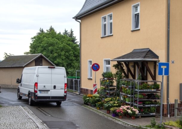 Abkürzung für Landwirte sorgt nicht nur für Freude - Für den Blumenladen am Eingang des Rödlitzer Weges bereitet das Parkverbot zum Beispiel beim Anliefern Probleme. 
