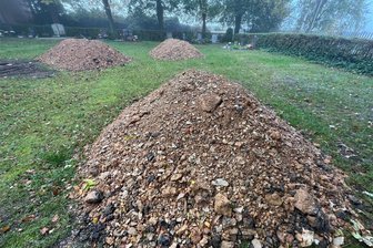 Ablagerungen auf dem Friedhof Schönbrunn: Jetzt spricht das Umweltamt - Erde, Steine, Belag-Brocken: Auf dem Friedhof Schönbrunn wurden sechs große Haufen zum späteren Einbau gelagert.