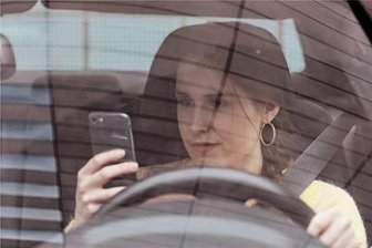 Ablenkung am Steuer: Polizei testet neue "Handy-Blitzer" - Gewohntes Bild: Anders als eine Alkoholfahrt ist die Smartphone-Nutzung am Steuer nicht sozial geächtet. Dabei gibt es bei Unfällen von abgelenkten Autofahrern immer wieder Schwerverletzte und Todesopfer. 