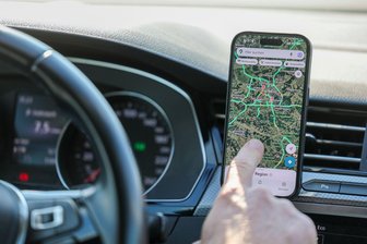 Ablenkung im Auto: So verkneift man sich den Griff zum Handy - Navi ja – Rumdrücken nein. Auch in der Halterung ist das Smartphone eine Ablenkung, wenn man während der Fahrt darauf tippt. Besser: vor Fahrtstart alles einstellen.