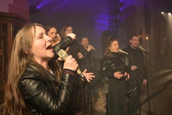 Ablichteln im Erzgebirge mal anders: In Oelsnitz wird der Lichtmess-Brauch neu interpretiert - Waren auf der Bühne mit dabei: Die Gospelflavours & Band mit Carmen und Friedemann Wutzler.
