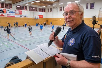 ABM-Stelle ebnet Weg ins Marienberger Handball-Glück - Als Hallensprecher sorgt Karlgeorg Frank bei den Heimspielen der Marienberger Sachsenliga-Handballerinnen stets für Stimmung.