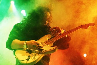Abmahnwelle zur „Stratocaster“: Ikone Fender macht sich zur unbeliebten Gitarrenmarke - Verboten gut? Der schwedische Gitarrist Yngwie Malmsteen mit seiner Fender Stratocaster.