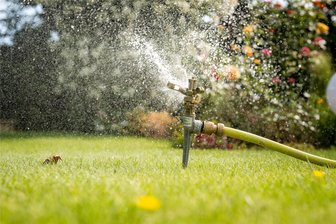 Abpumpen von Wasser aus Flüssen bleibt in Westsachsen verboten – Landratsamt kontrolliert aber kaum - Westsachsen, die ihren Garten bewässern, dürfen das nicht mit Wasser aus Flüssen oder Seen tun. Kontrolliert wird aber kaum.