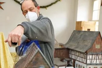 Abrafaxe kommen in Werdau ins Museum - Udo Pagel ist mit dem Abbau der Weihnachtsausstellung beschäftigt.