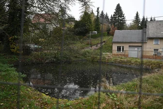 Abriss alter Gebäude: Thierbachs Schönheitskur beginnt - Blick auf den alten Löschteich hinter der neuen Zisterne in Thierbach. Er soll wieder hergerichtet und vergrößert werden.