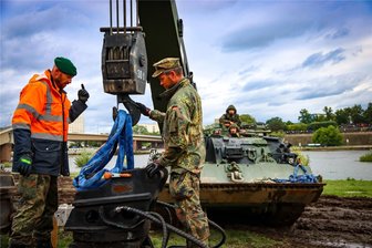 Abriss am Elbufer in Dresden beendet: So lief der Einsatz der Marienberger Jäger - Bergepanzer aus Marienberg und Bad Frankenhausen helfen am Elbufer beim Beräumen der Baustelle.