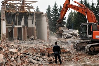 Abriss: Auerbacher Milchhof verschwindet vom Erdboden - Nur noch Trümmer sind vom Auerbacher Milchhof übrig geblieben.