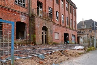 Abriss der alten Färberei beginnt - Der Abriss der letzten großen Industriebrache im Glauchauer Wehrdigt, der ehemaligen Färberei an der Wilhelmstraße, beginnt.