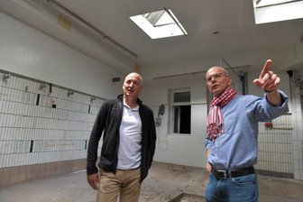 Abriss der alten Gelbrich-Fleischerei in der Altstadt von Freiberg startet - was passiert danach? - Jörg Woidniok (rechts), Chef der Städtischen Wohnungsgesellschaft Freiberg, stimmt mit Baubetreuer Ernst Roßberg die Abrissarbeiten in der ehemaligen Fleischerei Gelbrich ab.