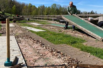 Abriss der alten Minigolfanlage in Augustusburg: Neuer Start ab Pfingsten? - Im Augustusburger Freizeitzentrum hat der Abriss der alten Minigolfanlage begonnen.