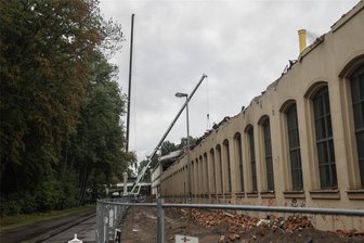 Abriss der Brandruine der Chemnitzer Gienanth-Gießerei steht bevor – Schönherrstraße ab Montag voll gesperrt - Nach dem Feuer in der Gießereihalle waren bereits Teile des denkmalgeschützten Gebäudes abgetragen worden.