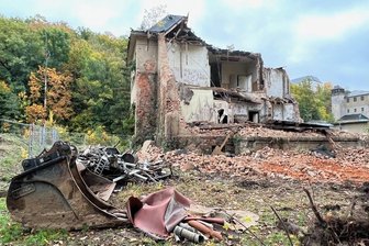 Abriss der früheren KZ-Villa in Sachsenburg: Bürgerrechtler prangern Sachsens Umgang mit der Gedenkkultur an - So weit hatte sich der Bagger bis Samstag in der Kommandantenvilla des einstigen KZ Sachsenburg vorgearbeitet.