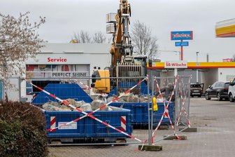Abriss der Wasserstofftankstelle in Meerane ist Fördermittel-Posse: Hier hat die EU rund 700.000 Euro versenkt - An der Äußeren Crimmitschauer Straße in Meerane läuft der Abriss der Wasserstofftankstelle.