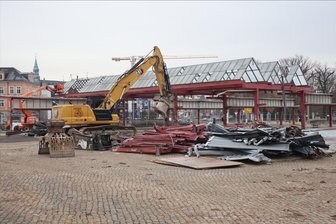 Abriss der Zentralhaltestelle in Zwickau hat begonnen: Ein Stück Geschichte verschwindet - Ein Bagger entfernt die zuvor mit einer Stahlschere zerlegten Träger der Zwickauer Zentralhaltestelle.